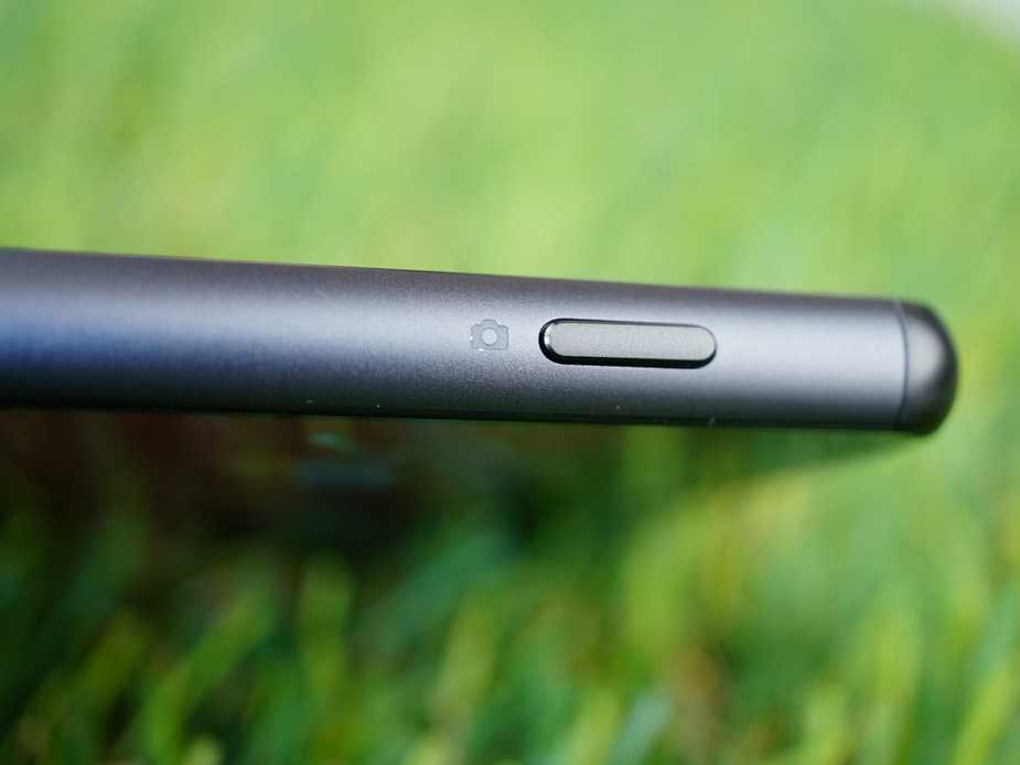 Флагман мобильного подразделения Sony определенно является одним из наиболее интересных устройств на рынке. Судите сами: пыле- и влагозащищенный корпус из минерального стекла, 5" дисплей с разрешением Full HD, 13 МП камера Exmor RS c возможностью HDR