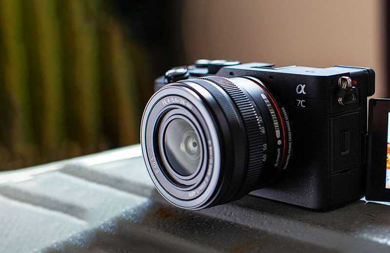 Компания Sony представила две новых полнокадровых камеры со сменной оптикой и один цифровой компакт с несменным объективом для Украины, однако не ограничилась обыкновенной презентацией, создав необычные условия, когда гости знакомились с новинками в ходе