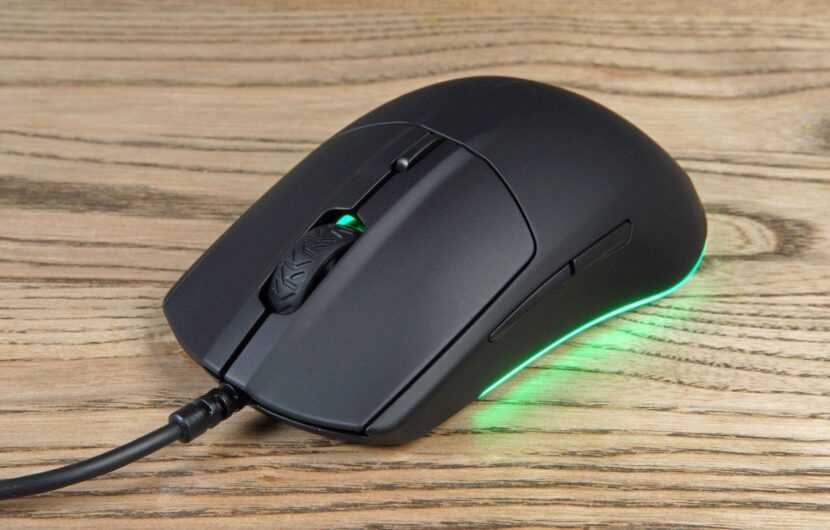Первая для производителя MMO-ориентированная игровая мышь предлагает отличную эргономику, удобную боковую 12-кнопочную панель, которая обладает многоцветной светодиодной подсветкой, и оснащается замечательным лазерным сенсором.